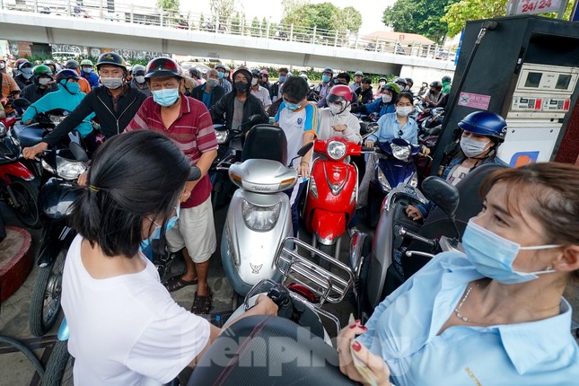 Người bên trong "khu phong toả" của cây xăng này cũng chẳng sung sướng gì hơn, ai nấy cũng đều mệt mỏi.