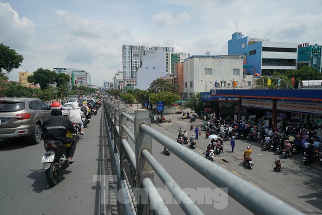 Khi các bộ ngành, cơ quan chức năng chưa thống nhất quyền lợi cho các bên cung ứng xăng dầu thì viễn cảnh các cây xăng bán nhỏ giọt vẫn kéo dài và cuộc sống của người dân tiếp tục bị đảo lộn. 