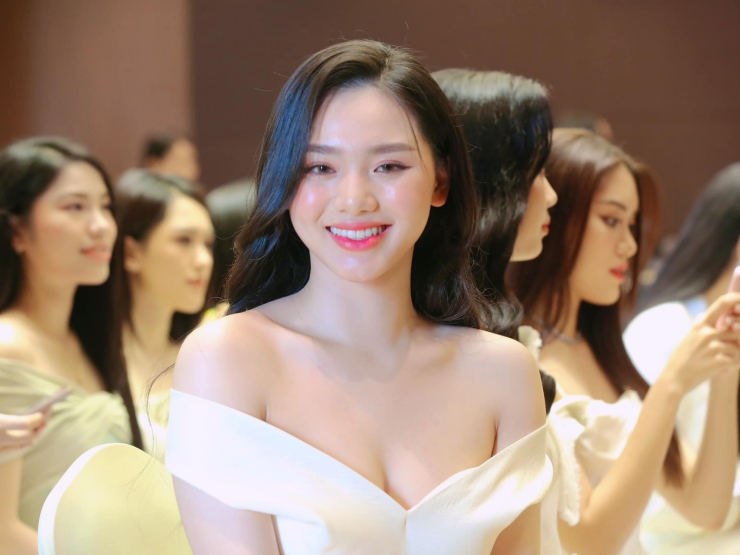 Thời trang - Tiểu thư RMIT gây chú ý tại Hoa hậu Việt Nam với chiếc váy vai trần quyến rũ