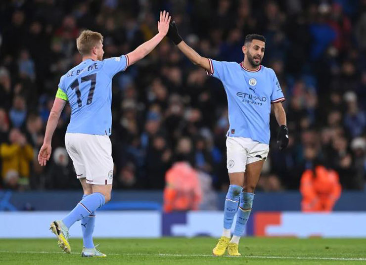 De Bruyne chúc mừng Riyad Mahrez có bàn thắng cuối trận