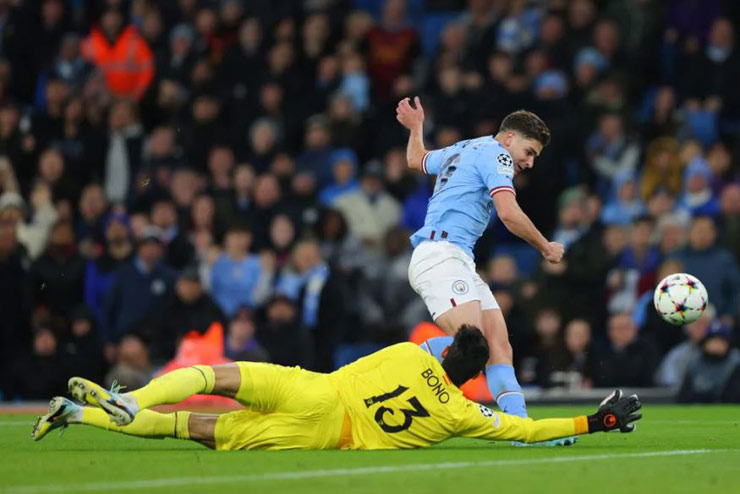 Julian Alvarez vượt qua Yassine Bounou đã ghi bàn giúp Man City dẫn ngược Sevilla