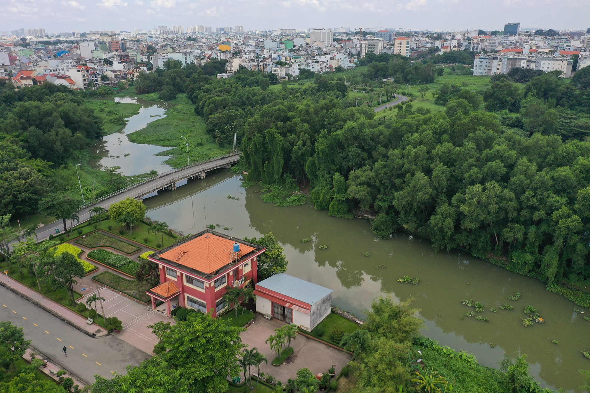 Tuy nhiên, sau hơn 20 năm triển khai xây dựng, công viên chỉ có vài hạng mục được thi công như nhà điều hành, sân bóng rổ, khu tập thể dục và khu vui chơi cho trẻ em... Phần lớn diện tích hiện tại là đất trống, cây cối bao phủ, ao nước.