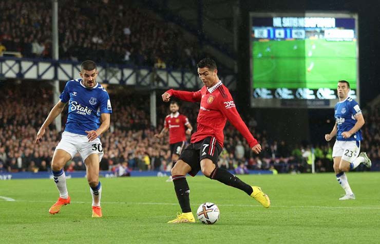 Ronaldo ghi bàn ấn định thắng lợi 2-1 ngược dòng của MU trên sân của Everton