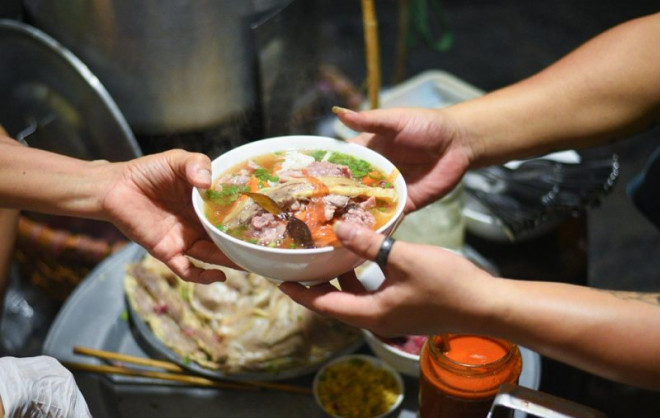 Food tour đêm Hà Nội với nhiều lựa chọn hấp dẫn