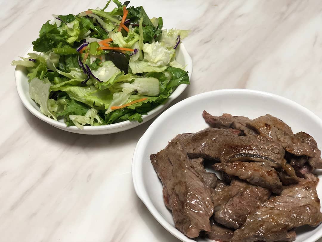 Bữa ăn của Song Hae Eun luôn có salad.
