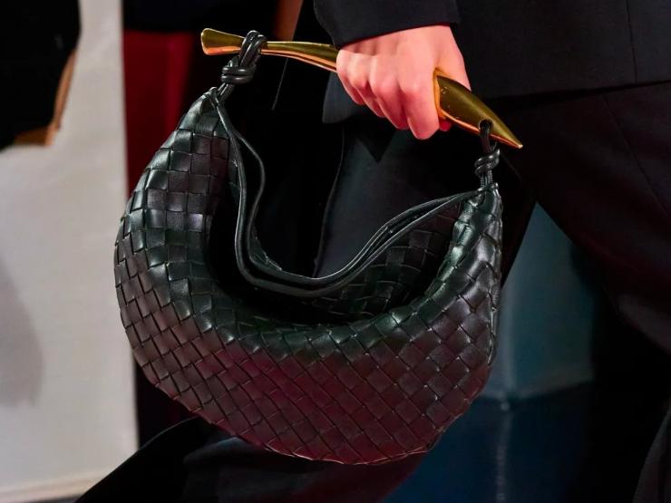 Bottega Veneta gây bất ngờ cho ”thượng đế” với chính sách có 1 không 2