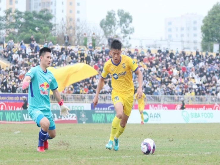 Video bóng đá SLNA - Bình Dương: Người hùng Văn Đức, ”chảo lửa” Vinh mở hội (V-League)