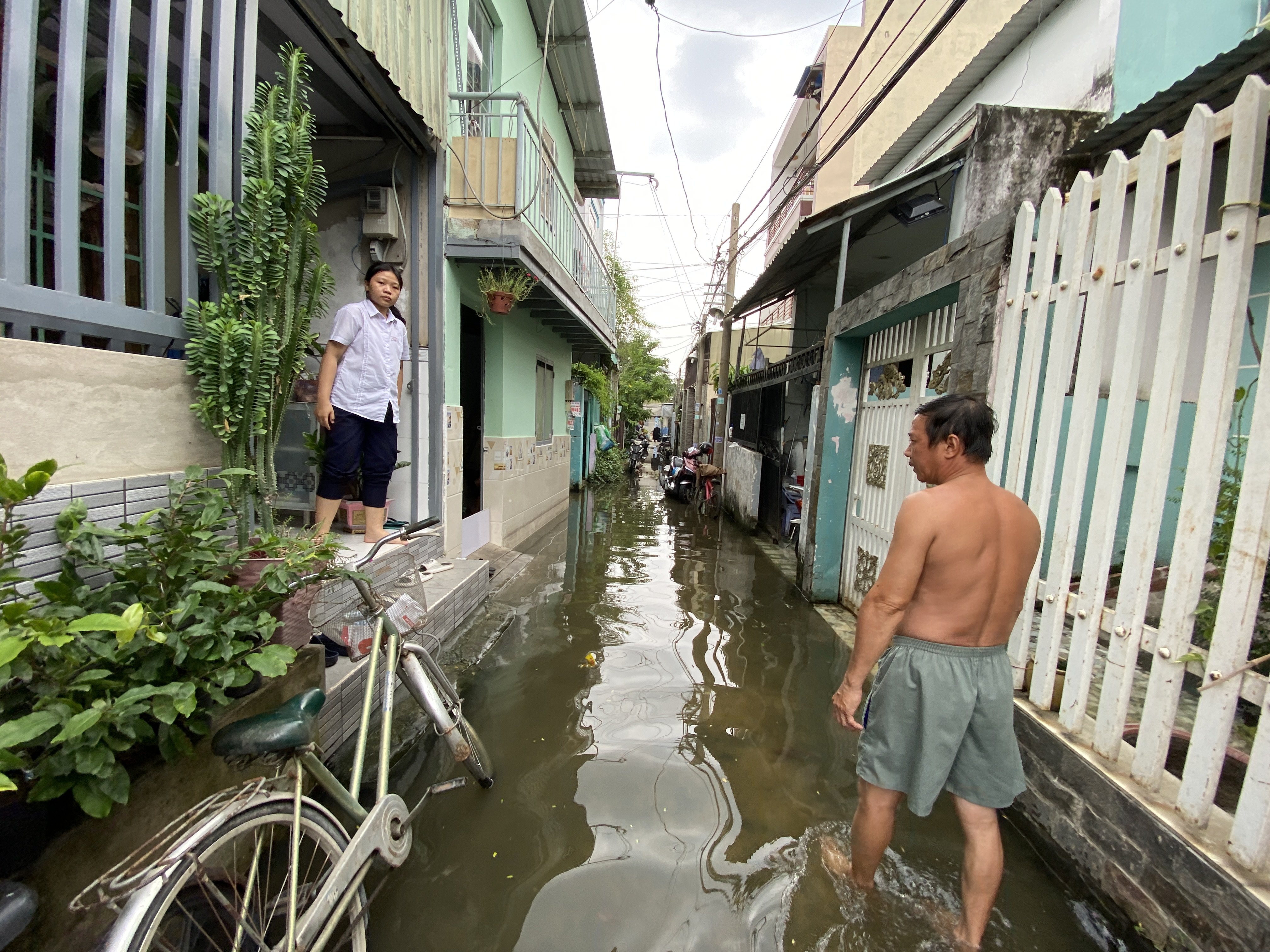 Người dân cho biết, họ phải sống chung với tình trạng ngập suốt 1 tuần qua và có khả năng sẽ kéo dài thêm.