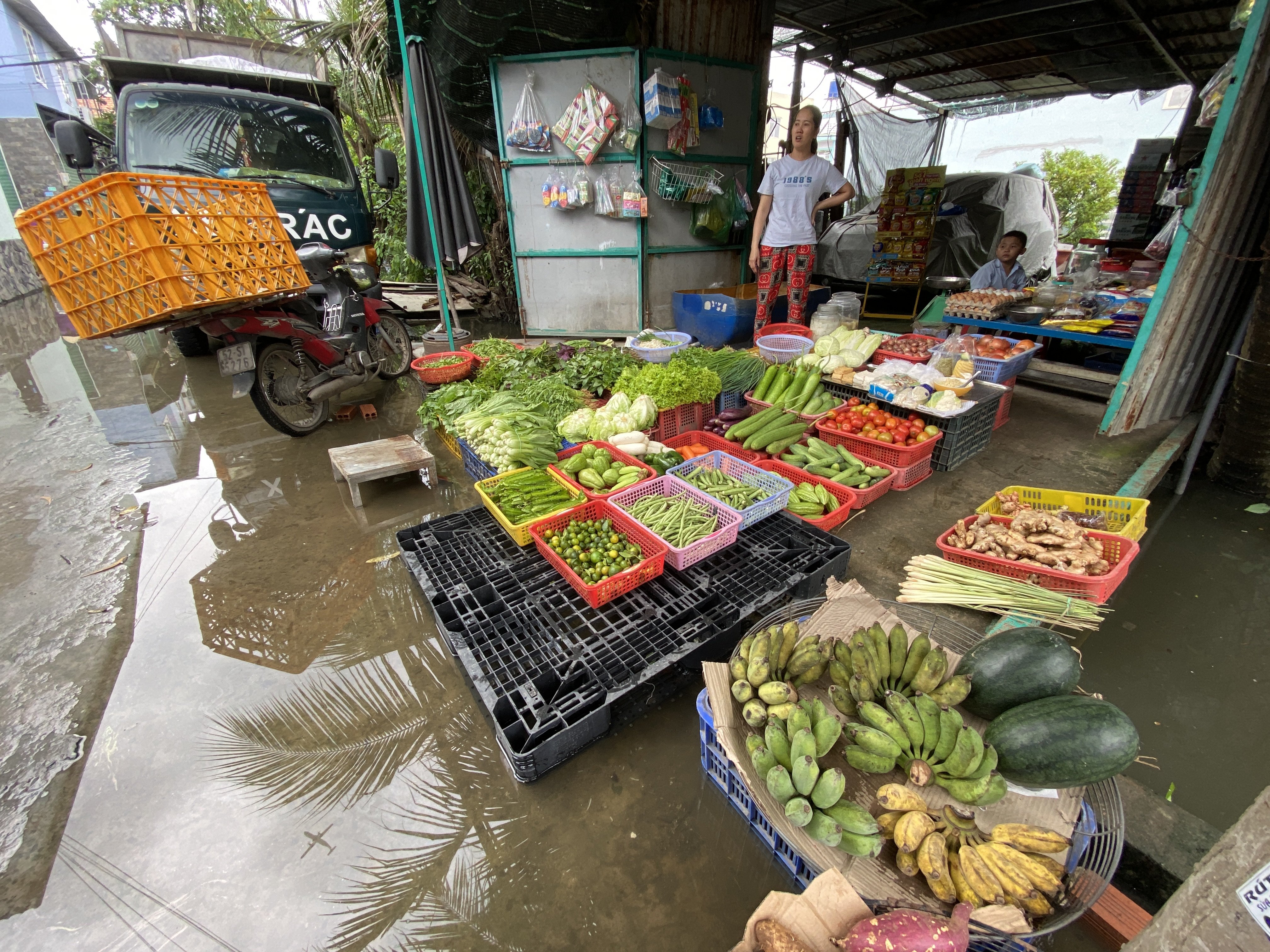 Công việc kinh doanh, buôn bán của người dân bị ảnh hưởng do nước ngập cả tuần không rút.