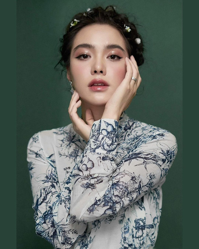 Thiên Trang xuất hiện trong những bức ảnh nghệ thuật xinh đẹp, thần thái sang chảnh và quyến rũ. 
