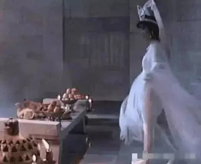 Trong phim Phong thần bảng, một diễn viên nữ thực hiện cảnh múa nhưng do trang phục quá mỏng khiến cô bị lộ việc sử dụng quần tất giấy.
