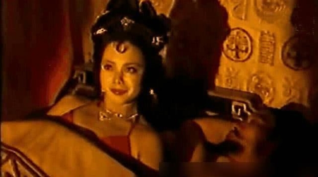Một người đẹp diện trang phục đồ ngủ hiện đại trong phim Phong thần bảng. 
