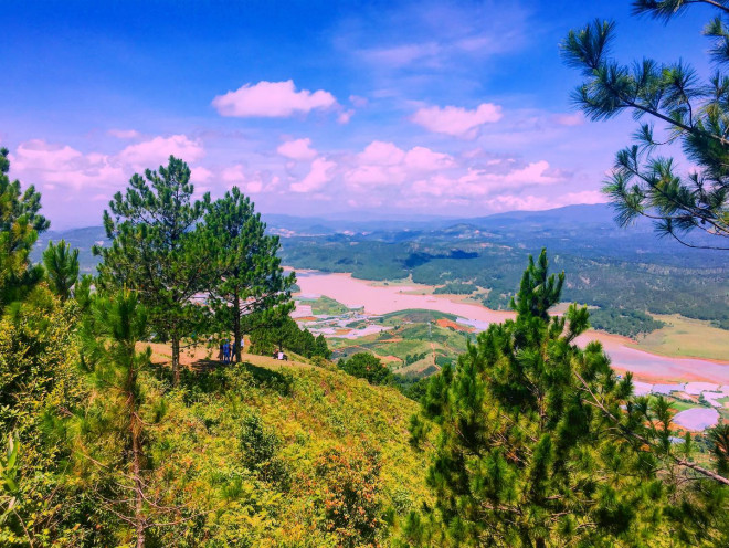 Nhờ cảnh quan thiên nhiên tuyệt đẹp, LangBiang có sự kết hợp hài hòa giữa núi rừng hùng vĩ, đồi bát úp xen kẽ như sắp sẵn tự nhiên và cảnh quan hồ, suối cùng với sự phát triển cảnh quan kiến trúc đô thị gần gũi với thiên nhiên,&nbsp;giúp cho khung cảnh LangBiang tuyệt vời ở nhiều góc cạnh, đó là lý do tại sao dân cư vùng LangBiang tăng nhanh vượt mức so với quy hoạch giai đoạn 2015-2020 và dự báo tăng nhanh nữa trong thời gian tới