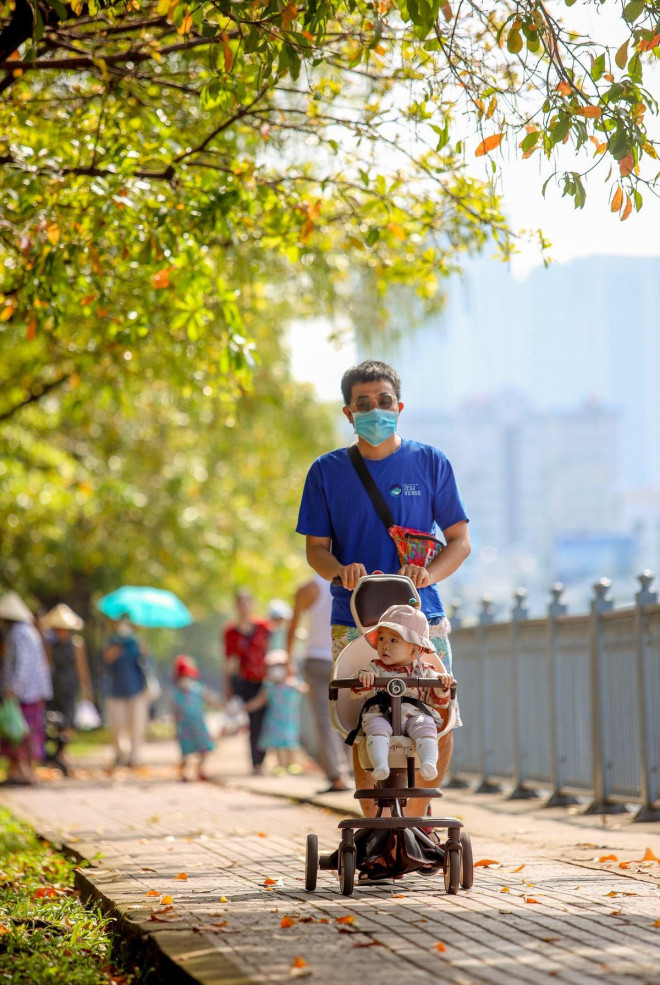 Một số khác cho con dạo quanh khu vực này để tận hưởng không khí trong trẻo, mát mẻ của thành phố. Ảnh: NGUYỆT NHI