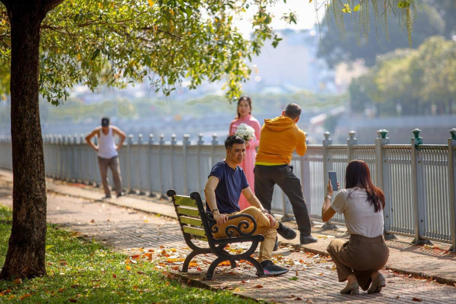 Nhiều người dân hào hứng đến đây "check in" để lưu lại những bức ảnh đẹp. Ảnh: NGUYỆT NHI