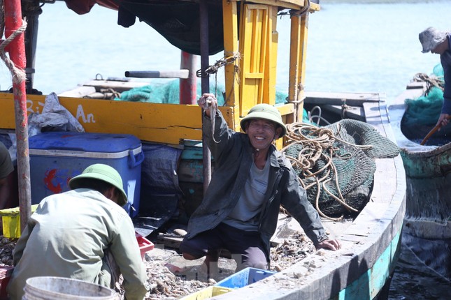 Ngư dân Lê Văn Nguyên (trú xã Diễn Ngọc) cho biết: “Nghề đi lộng (hay còn gọi là nghề đánh bắt gần bờ - PV) là nguồn thu nhập chính của gia đình. 12h đêm chúng tôi dong thuyền ra biển thả lưới đến trưa hôm sau thì cập cảng cá Lạch Vạn. Chuyến về bờ hôm nay, thuyền của tôi có 4 người đánh được khoảng 2 tạ hải sản các loại bán được 6 triệu đồng”.