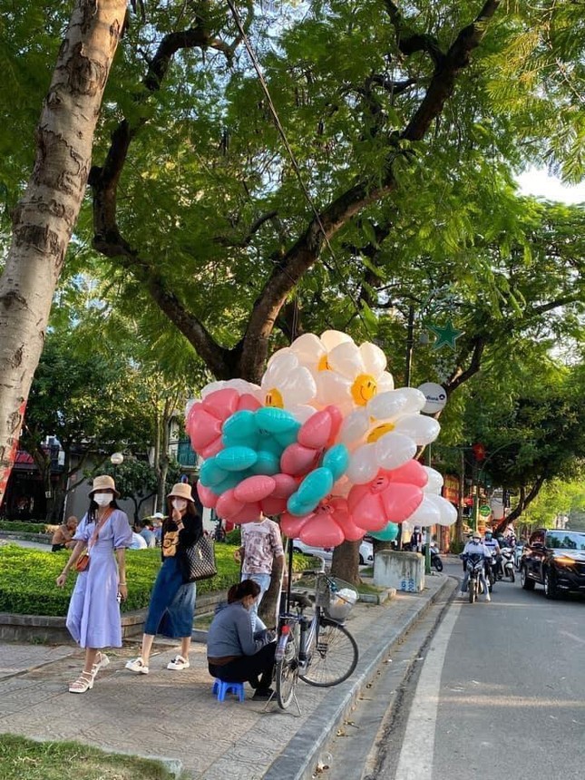 Bóng bay hoa cúc với đa dạng màu sắc hút mắt. - Ảnh: Lang Thang Hà Nội