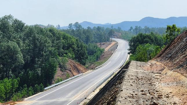 Với những nguyên nhân khách quan và căn cứ điều kiện thực tế, trên cơ sở kiến nghị của các nhà thầu, Ban Quản lý Dự án đường Hồ Chí Minh vừa đề nghị Bộ GTVT chấp thuận điều chỉnh tiến độ thực hiện dự án. Mới đây, Bộ GTVT đã chấp thuận kéo dài thời gian thực hiện tuyến chính cao tốc Cam Lộ - La Sơn đến ngày 30/11/2022 (bao gồm hạng mục bê tông nhựa, hệ thống an toàn giao thông) đảm bảo đưa vào khai thác theo chỉ đạo của Chính phủ.