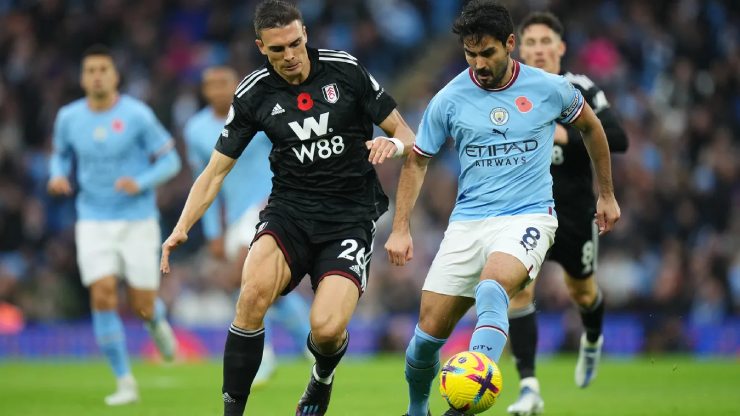 Man City (áo xanh) gặp nhiều khó khăn trước Fulham