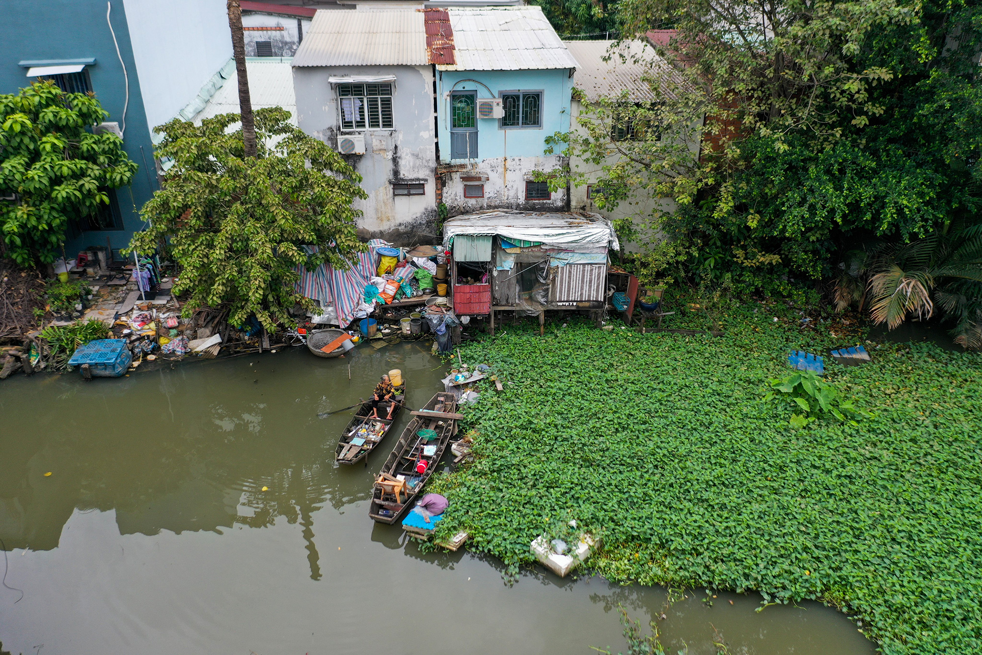 Nơi ở của cụ là căn chòi dựng bên rạch Văn Thánh, người qua cầu Văn Thánh 2 trên đường Nguyễn Hữu Cảnh có thể nhìn thấy cách khoảng hơn 100m. Chòi được dựng 20 năm nay, biệt lập với khu dân cư trên bờ. Do ba mặt là nước nên cụ di chuyển qua lại bằng thuyền&nbsp;thúng, khách đến phải chèo thuyền ra đưa đón. Bên cạnh là đống ve chai nhiều ngày bà nhặt, gom góp, phân loại được phủ bạt. Mỗi tháng bà mang lên bờ bán một lần, được khoảng 500.000 - 600.000 đồng.