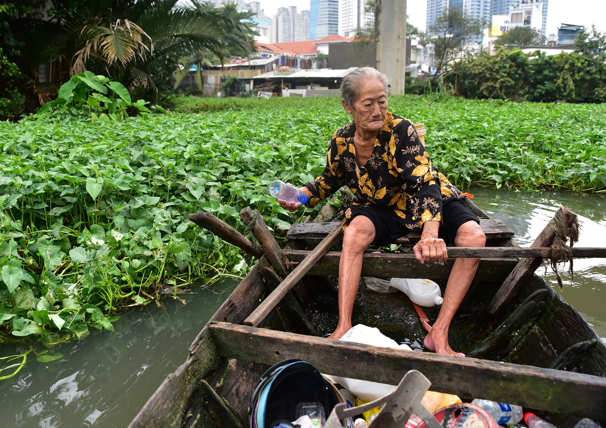 Theo cụ Nhời, ngày xưa cụ đi khắp sông Sài Gòn giăng lưới bắt cá đem ra chợ bán. Khoảng chục năm nay do sức yếu dần nên cụ không đi xa bắt cá được, kênh rạch gần thì ô nhiễm, ít tôm cá nên chuyển sang vớt ve chai trên dòng kênh này để mưu sinh qua ngày.