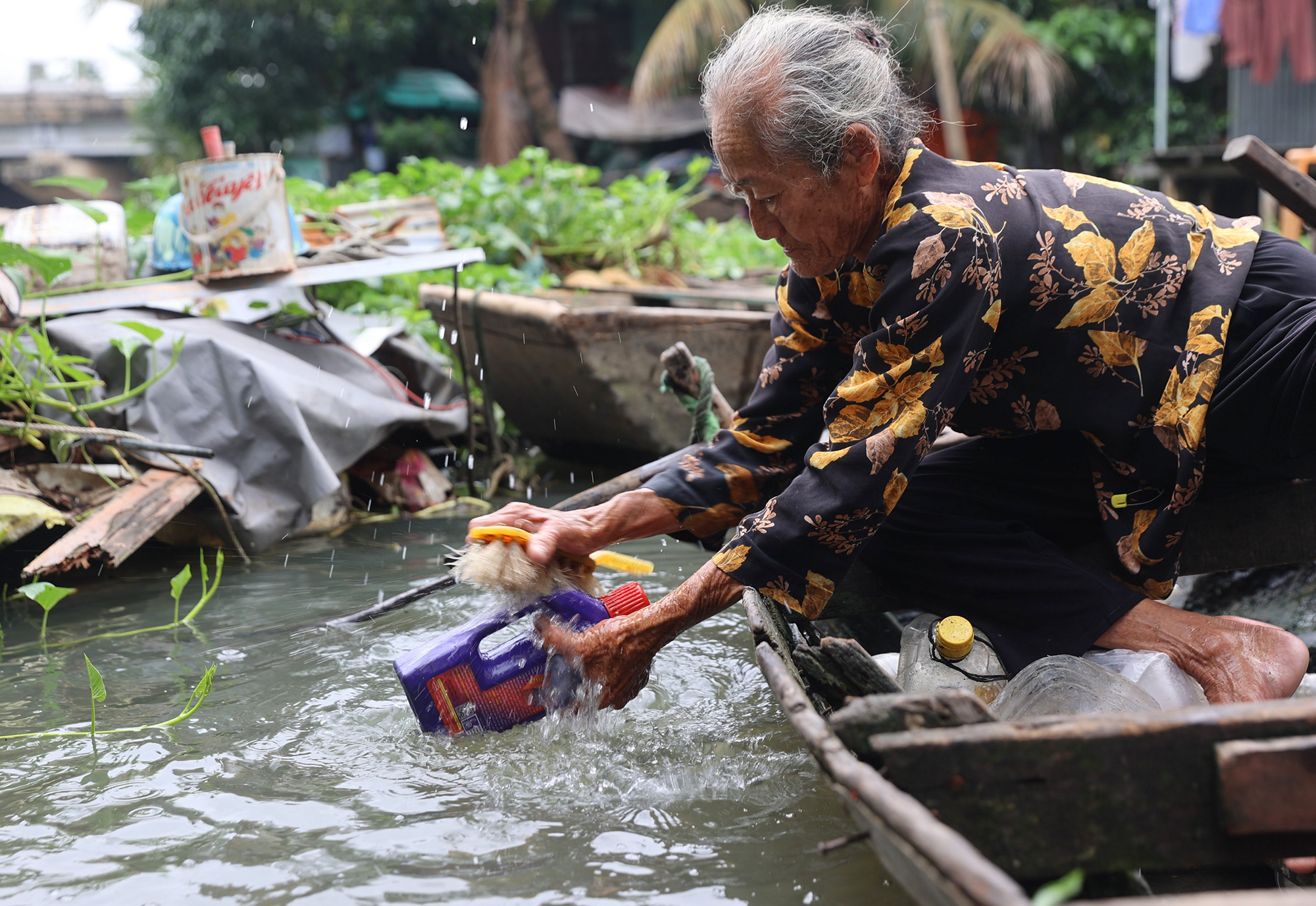 Những món cụ hay nhặt được là lon bia, lon nước ngọt, chai nước nhựa hay can nhựa đựng thực phẩm. Nhiều vỏ chai nhựa nửa chìm nửa nổi, lâu ngày thường bị bám bùn đất nên phải rửa qua hoặc mang về làm sạch một lần mới bán được.