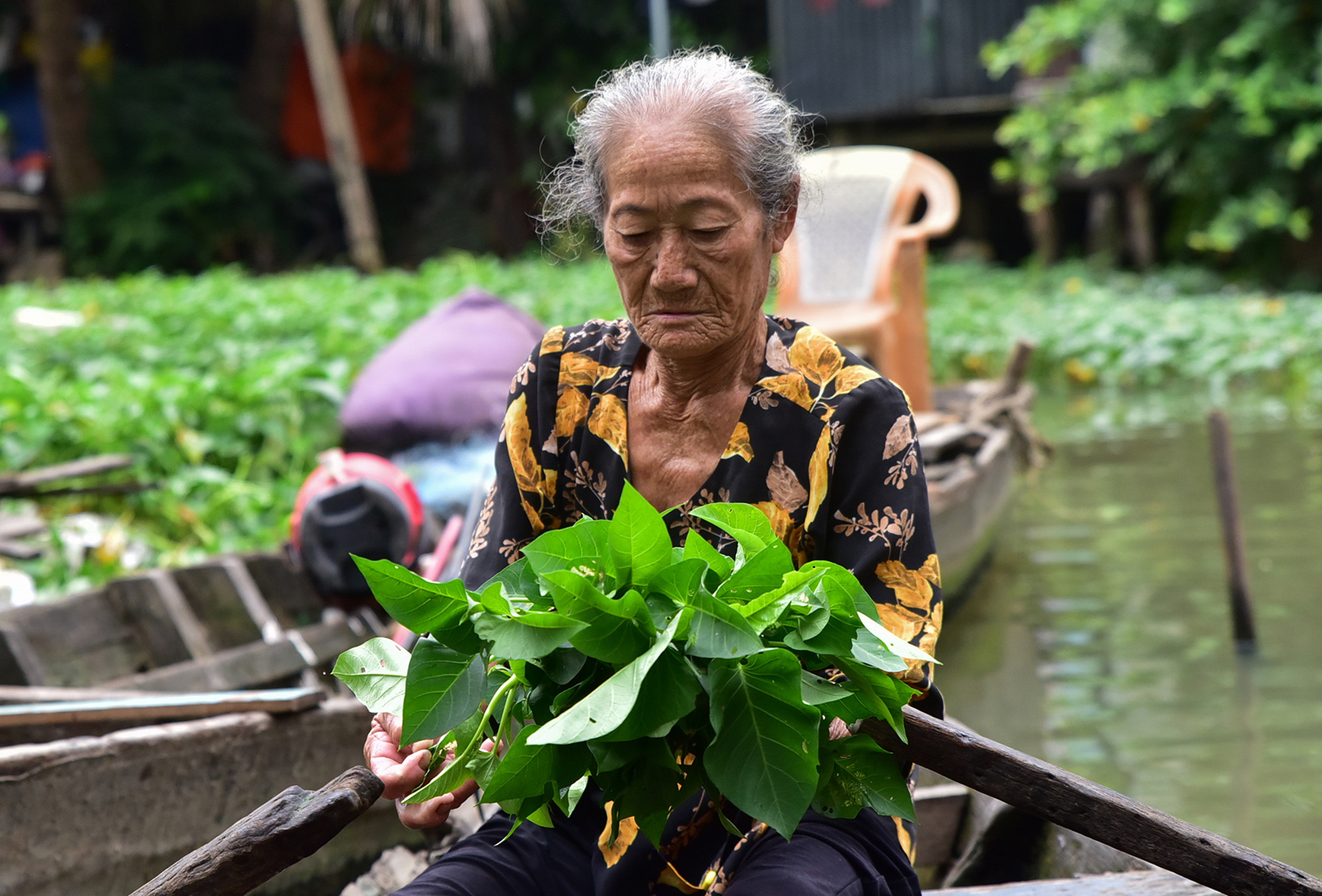 Cụ Nhời kể, thủa nhỏ phải đi ở đợ, không được đi học nên chưa biết chữ. Đến năm 19 tuổi lập gia đình và có 3 đứa con. Năm 27 tuổi cha mẹ mất, chồng bỏ về quê rồi mất liên lạc. Từ đó cụ một mình làm nghề cá ở chợ Thị Nghè nuôi con. “Tôi có 3 đứa con nhưng hai đứa con gái bạc mệnh mất sớm vì té sông và bệnh tật. Giờ còn con trai và hai cháu nội, hiện cũng đi làm thuê làm mướn trên bờ”, cụ bà buồn nói.