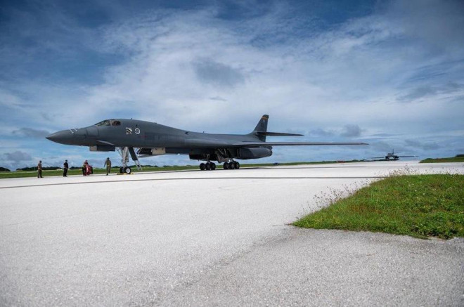 Máy bay ném bom chiến lược B-1B tại Căn cứ Không quân trên đảo Guam. Ảnh: YONHAP