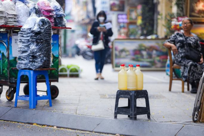 Xăng đựng trong chai nhựa, bán trên vỉa hè Hà Nội. Ảnh: Hữu Hưng