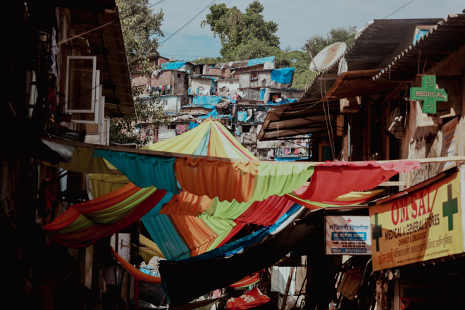 Khu dân cư lụp xụp với các mái nhà gối lên nhau tại một khu ổ chuột ở Ấn Độ.
