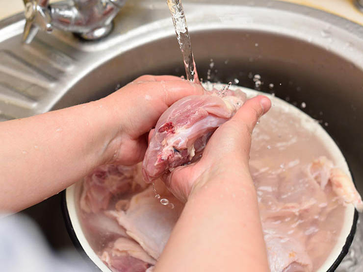 Chuyên gia chỉ ra lý do tại sao bạn không nên rửa thịt gà trước khi nấu
