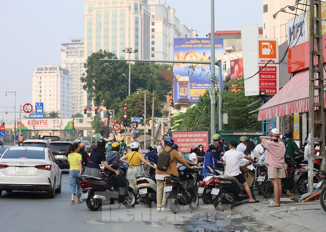 Dòng người xếp hàng dài ra giữa đường chờ để đổ xăng tại cây xăng số 1A Láng Hạ - Ba Đình