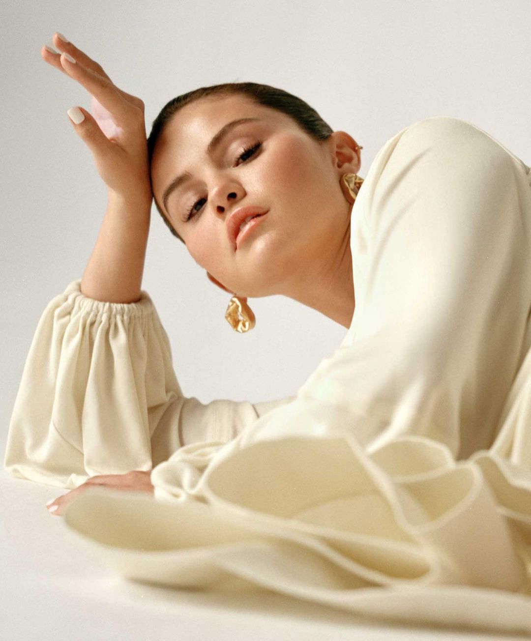 Selena Gomez mũm mĩm vẫn tự tin diện gợi cảm khoe vẻ đẹp đầy sức sống - 4