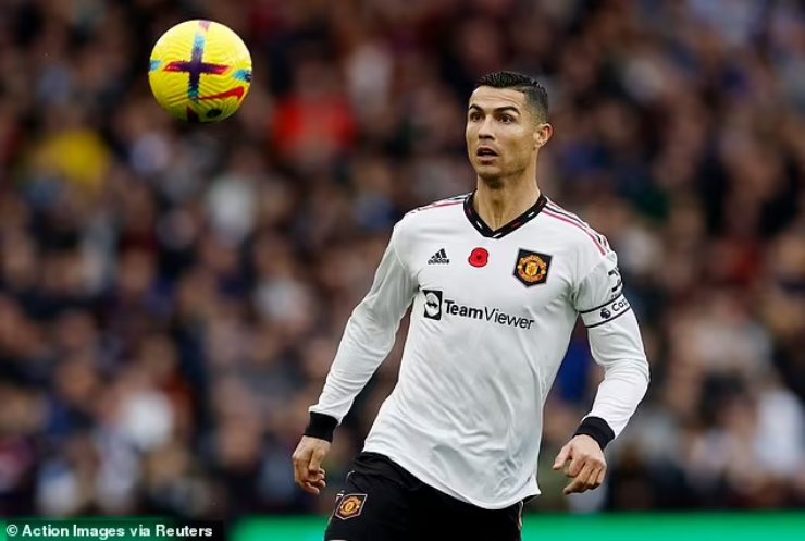 Ronaldo được trao băng đội trưởng MU