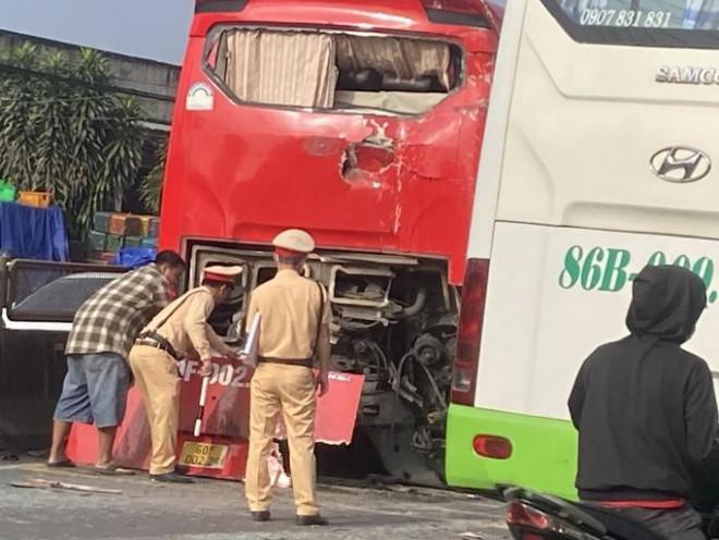 Đuôi xe khách Hồng Hạnh bị tông cũng hư hỏng