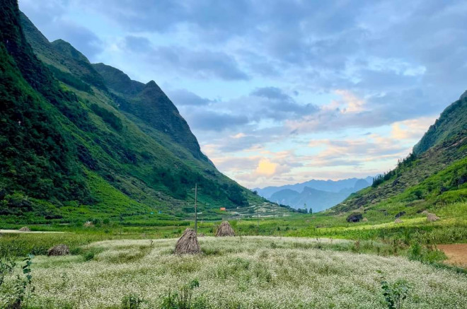 View nhìn từ nơi lưu trú tại Mèo Vạc.