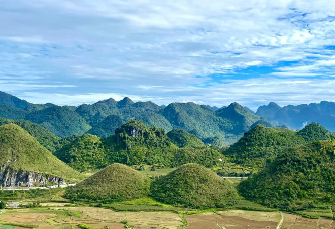 Núi đôi Quản Bạ.