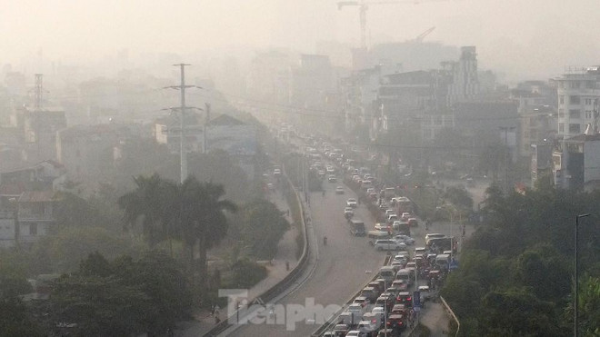 Chia sẻ nguyên nhân dẫn đến ô nhiễm không khí những ngày qua, các chuyên gia cho biết, ô nhiễm không khí ở Hà Nội liên quan đến khí tượng. Những ngày qua, thời tiết Hà Nội xảy ra hiện tượng nghịch nhiệt khiến các chất ô nhiễm không khí từ nguồn giao thông, xây dựng, sản xuất công nghiệp, làng nghề và các hoạt động dân sinh không phát tán được mà đọng lại ở khu vực gần mặt đất, gây ô nhiễm nghiêm trọng.