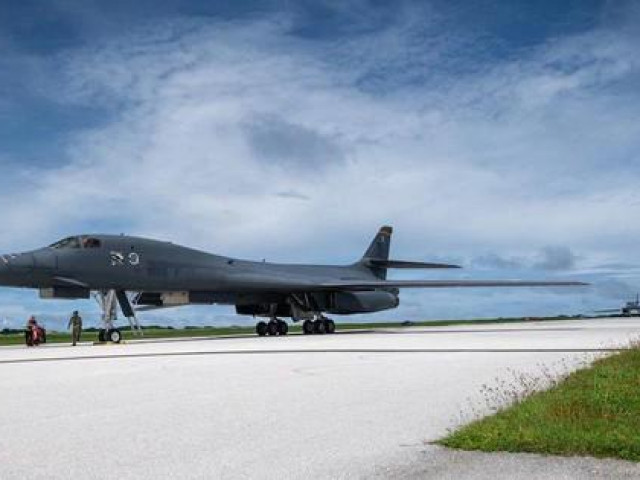 Mỹ điều máy bay ném bom chiến lược B-1B đến bán đảo Triều Tiên, Bình Nhưỡng phóng tên lửa đáp trả