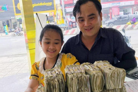 Hai bé ở Long An mang 6kg tiền lẻ đi mua vàng tặng bố và câu chuyện xúc động phía sau