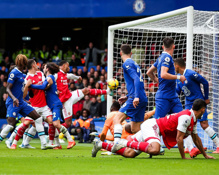 Trung vệ&nbsp;Gabriel Magalhaes ghi bàn giúp Arsenal thắng Chelsea 1-0 để đòi lại ngôi đầu bảng Ngoại hạng Anh