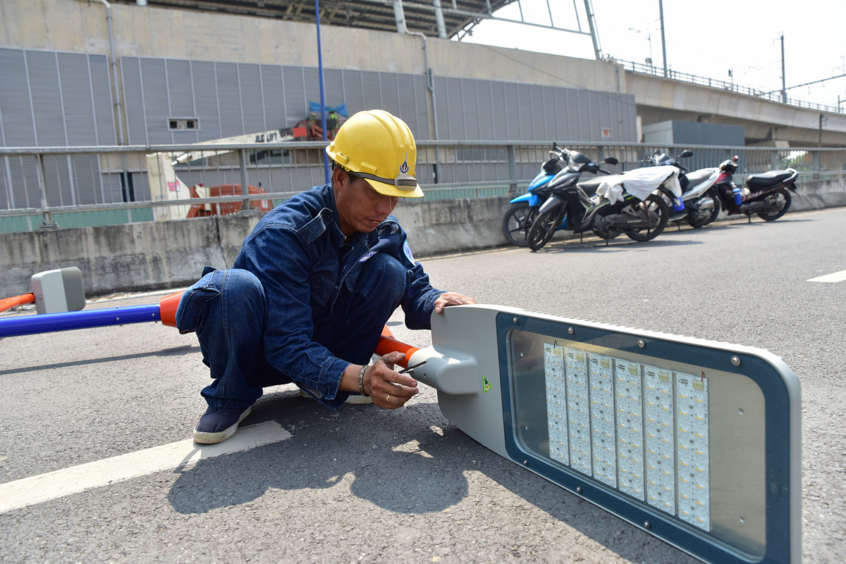 Một nhân viên lắp đặt cho biết đây là hệ thống đèn led cao áp mỗi cột có hai hệ thống dùng chiếu sáng cho hầm hở và mặt đường.