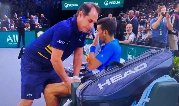 Djokovic liên tục phải gọi chăm sóc thể lực ở set cuối