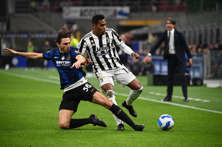 Trận đấu giữa Juventus (áo sọc đen trắng) và Inter Milan diễn ra căng thẳng