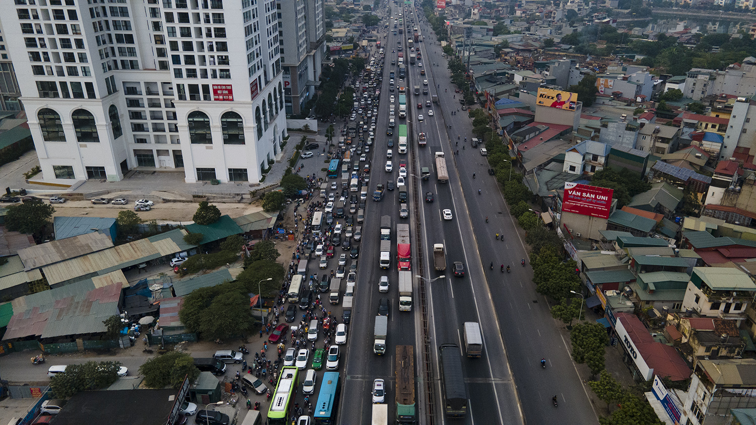 Lô cốt án ngữ giữa đường, nghìn người mướt mồ hôi tìm lối thoát - 1