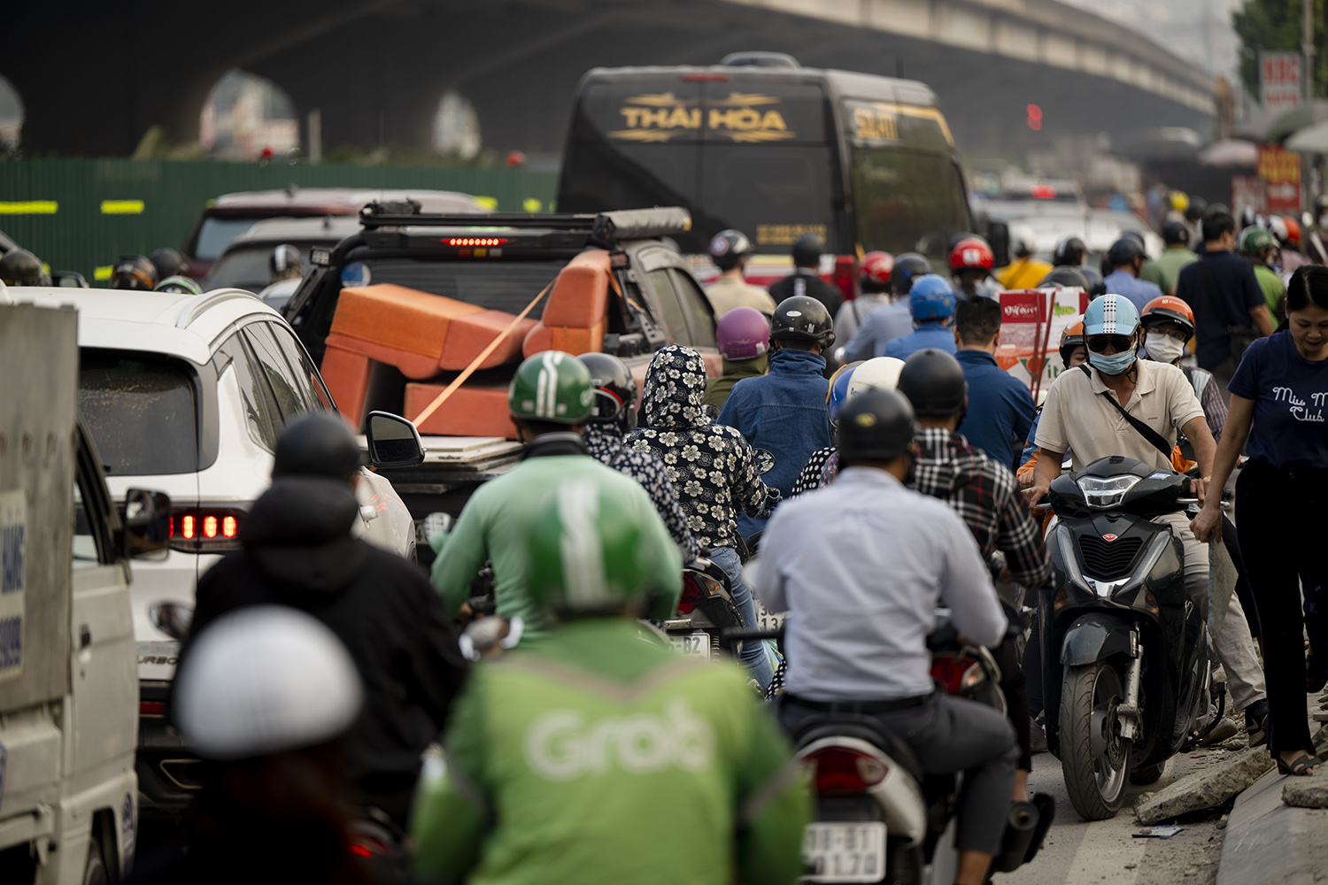 Không chỉ đi lên vỉa hè, nhiều phương tiện còn cố tình đi ngược chiều.