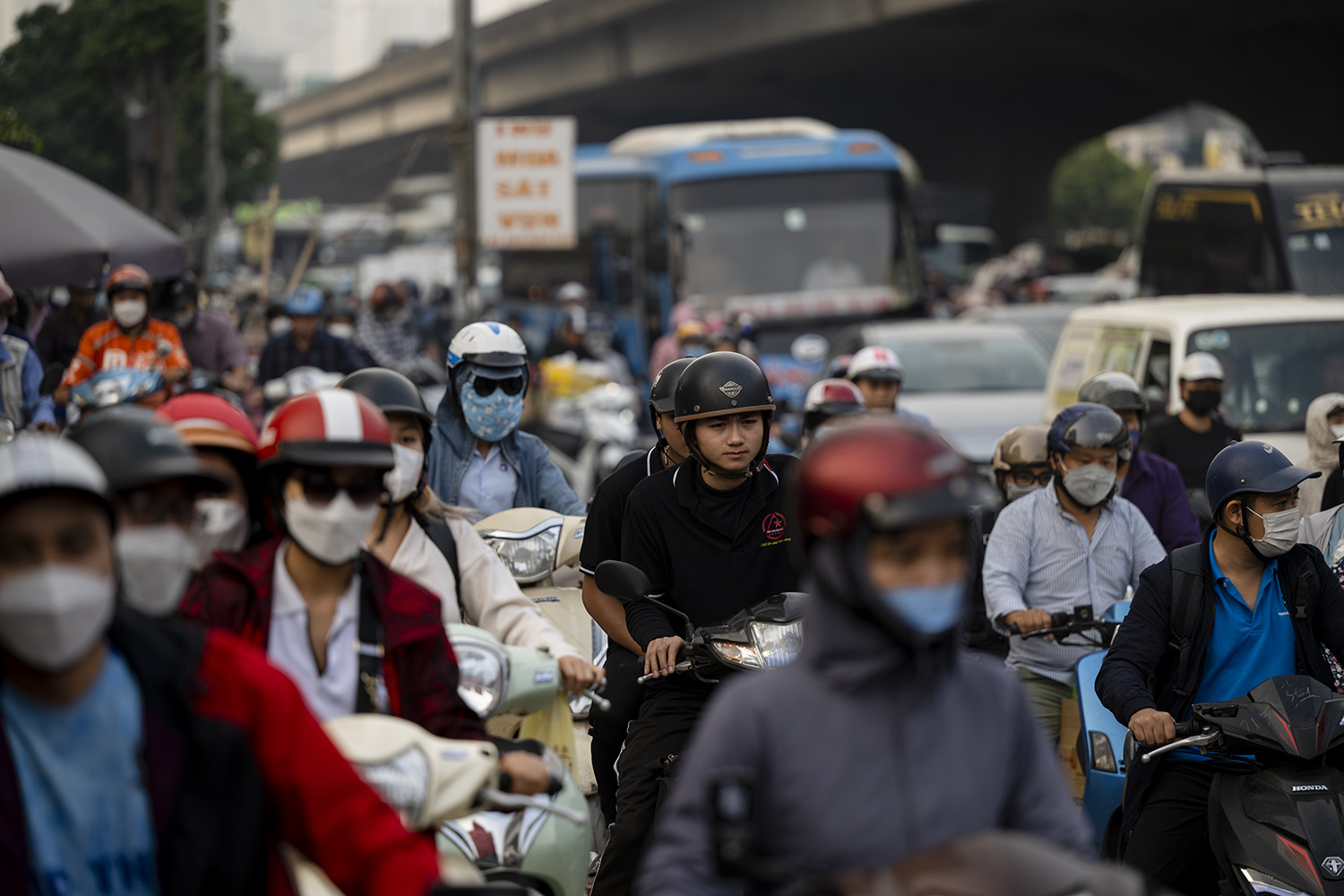 Các phương tiện di chuyển hỗn loạn khi qua khu vực rào tôn.