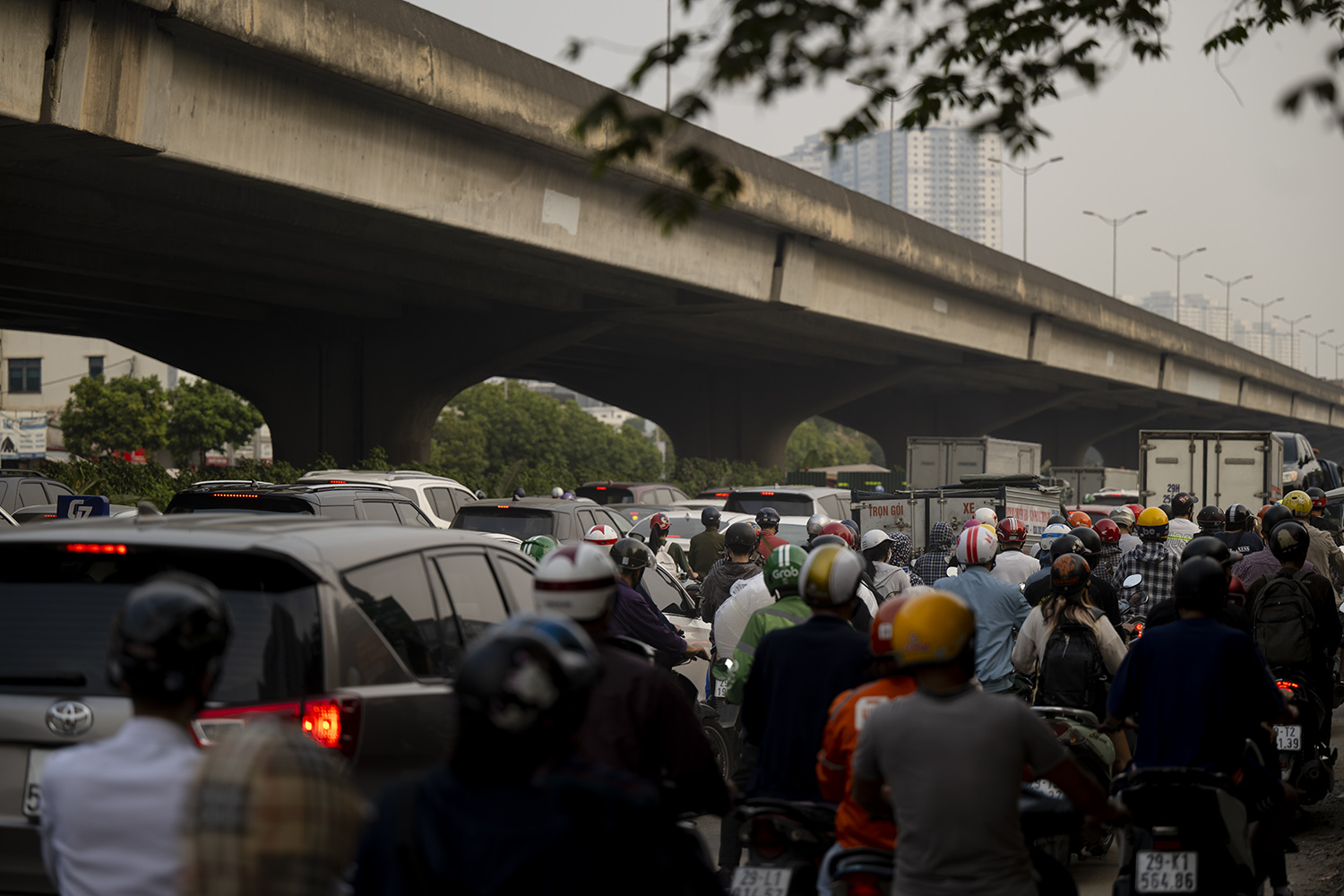 Nguyên nhân dẫn đến sự việc trên là do một đoạn đường dài khoảng 50m bị rào chắn.