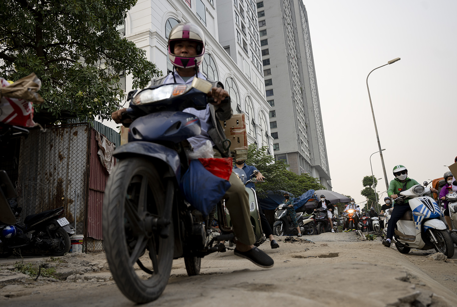 Nhiều xe máy cố đi lên vỉa hè để vượt ra khỏi điểm ùn tắc khiến giao thông càng thêm&nbsp;hỗn loạn.