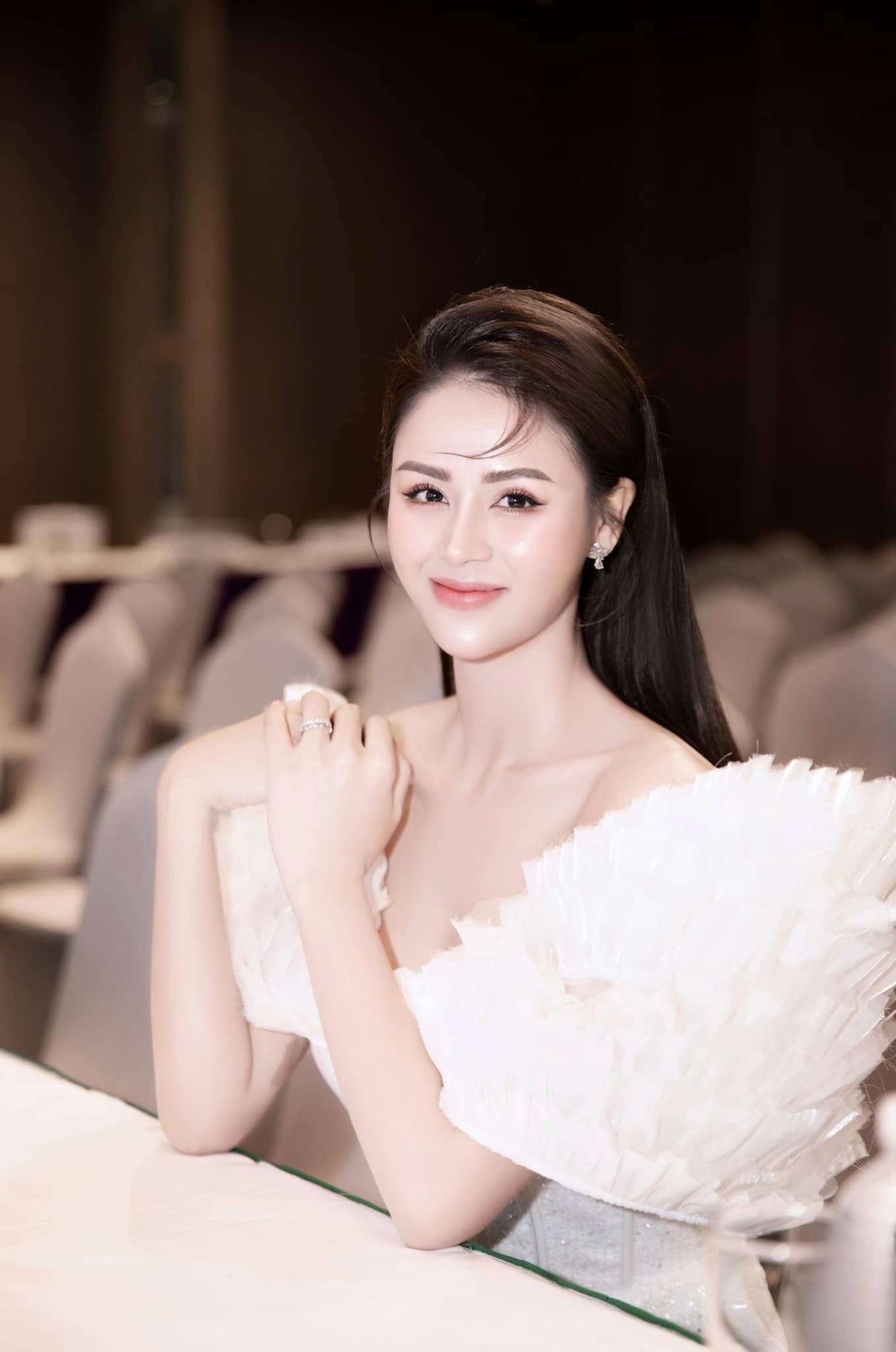 Có sự nghiệp, nhan sắc và cuộc sống đủ đầy, Lương Thu Trang đang là mẹ đơn thân hot nhất nhì VTV